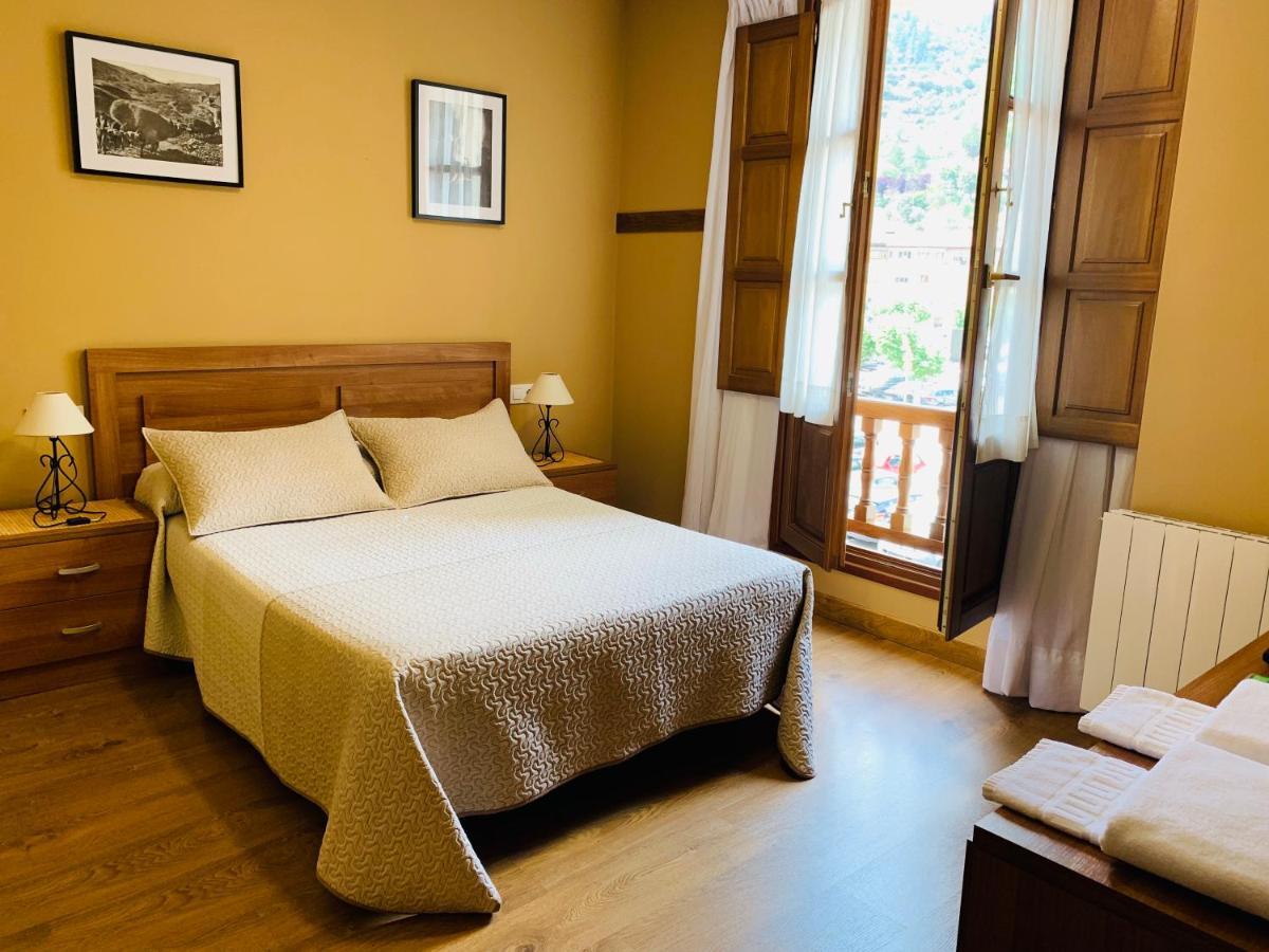 Hotel Hostal La Serna à Potes Extérieur photo